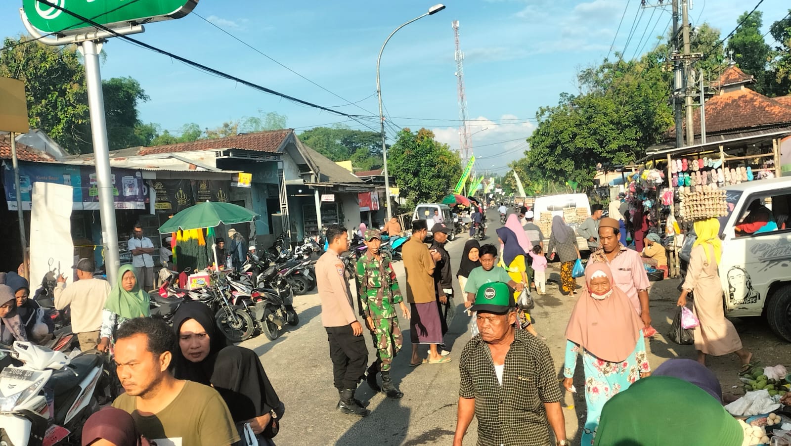 Babinsa Robatal dan Petugas Pasar Penertiban Bersinergi untuk Mendukung Pasar Tradisional Robatal