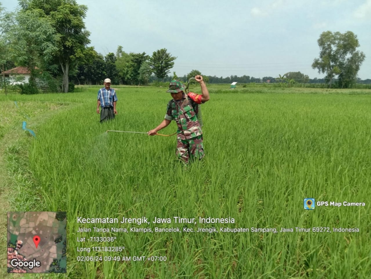 Babinsa Koramil Jrengik, Serka Doni, Gencarkan Aksi Nyata Bantu Petani Atasi Hama Padi