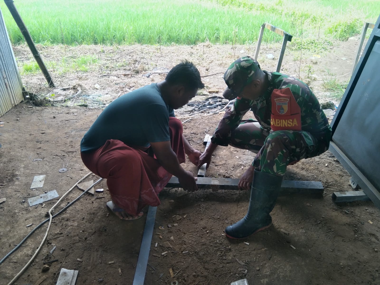 TNI Bersama Rakyat: Koptu Yeka Bantu Warga Desa Robatal Membangun Pagar Rumah