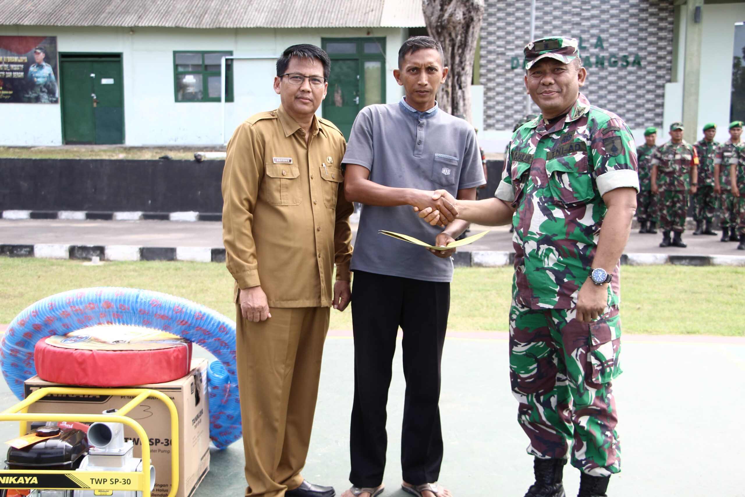 Dukung Ketahanan Pangan, Kodim Sampang Berikan Pompa Brigade kepada Kelompok Tani