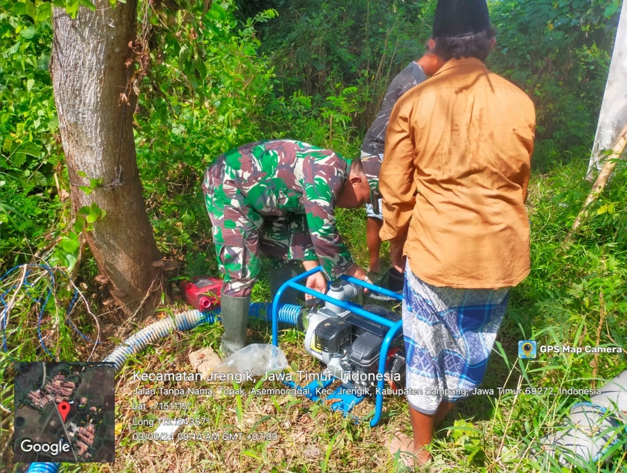 Babinsa Koramil Jrengik dan Kelompok Tani Pastikan Ketersediaan Air dengan Pompanisasi