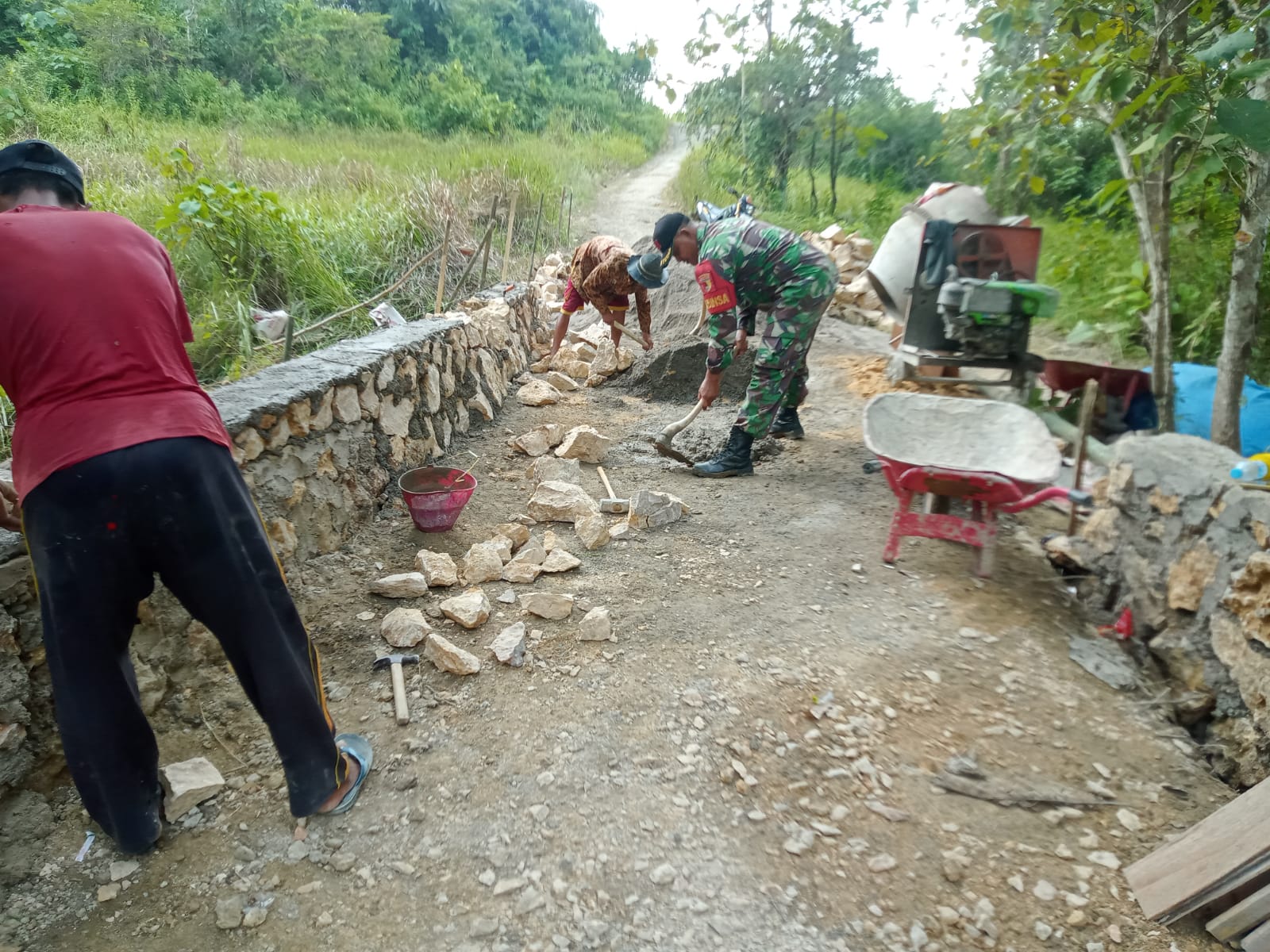 Bentuk Kepedulian Kepada Warga, Babinsa Koramil Banyuates Bantu Bangun Jembatan 