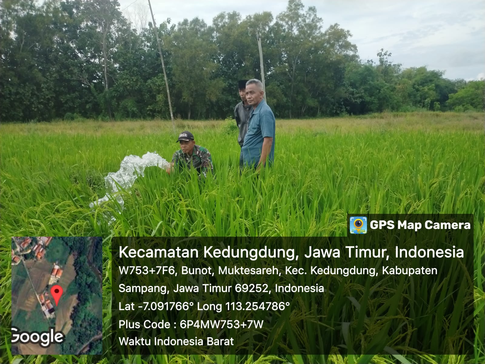 Babinsa Koramil Kedungdung dan Poktan Bersatu Pastikan Irigasi Sawah Padi di Desa Moktesareh Optimal