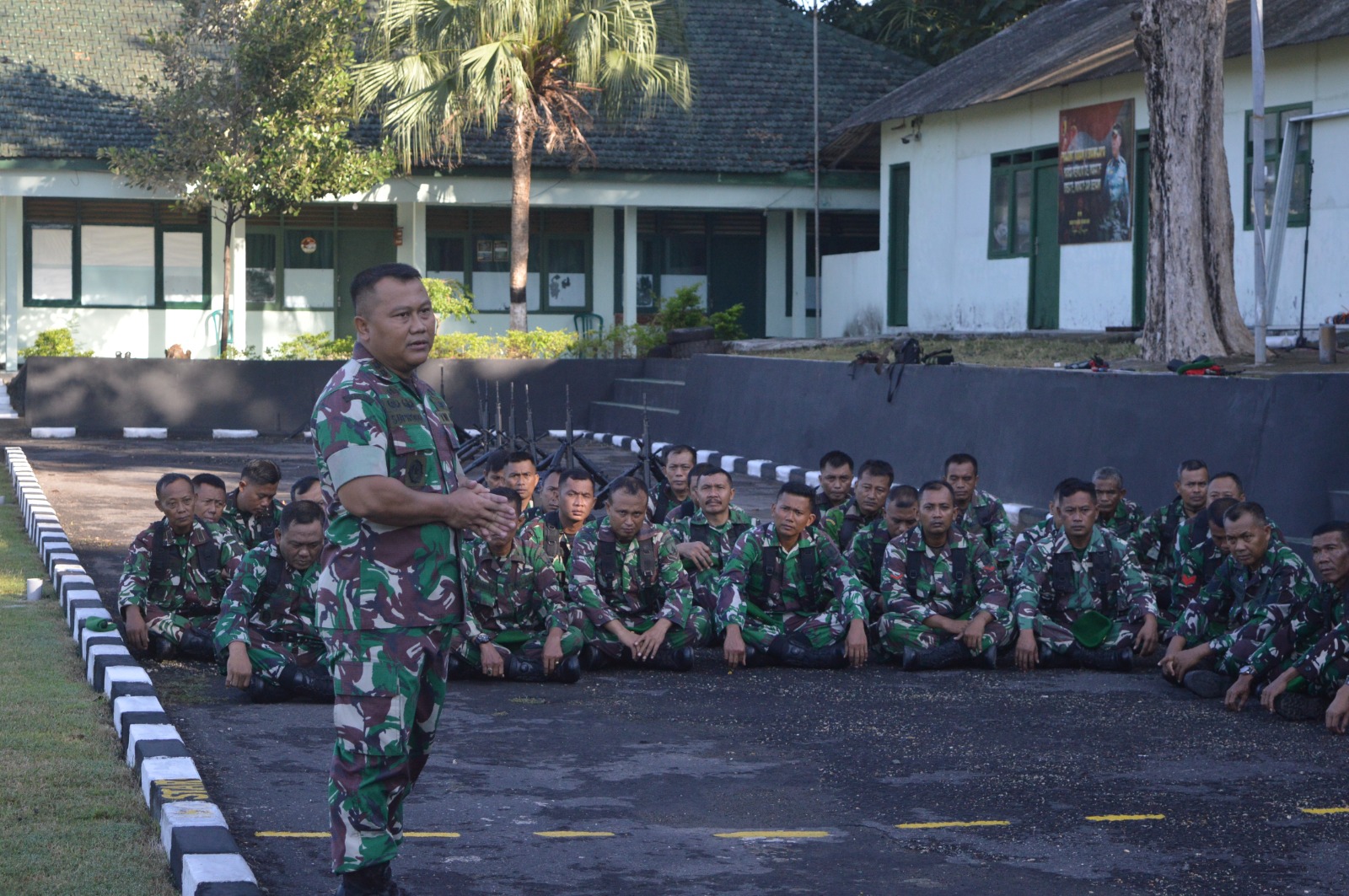 Dandim Sampang Tingkatkan Moril dan Disiplin Prajurit Melalui Jam Komandan