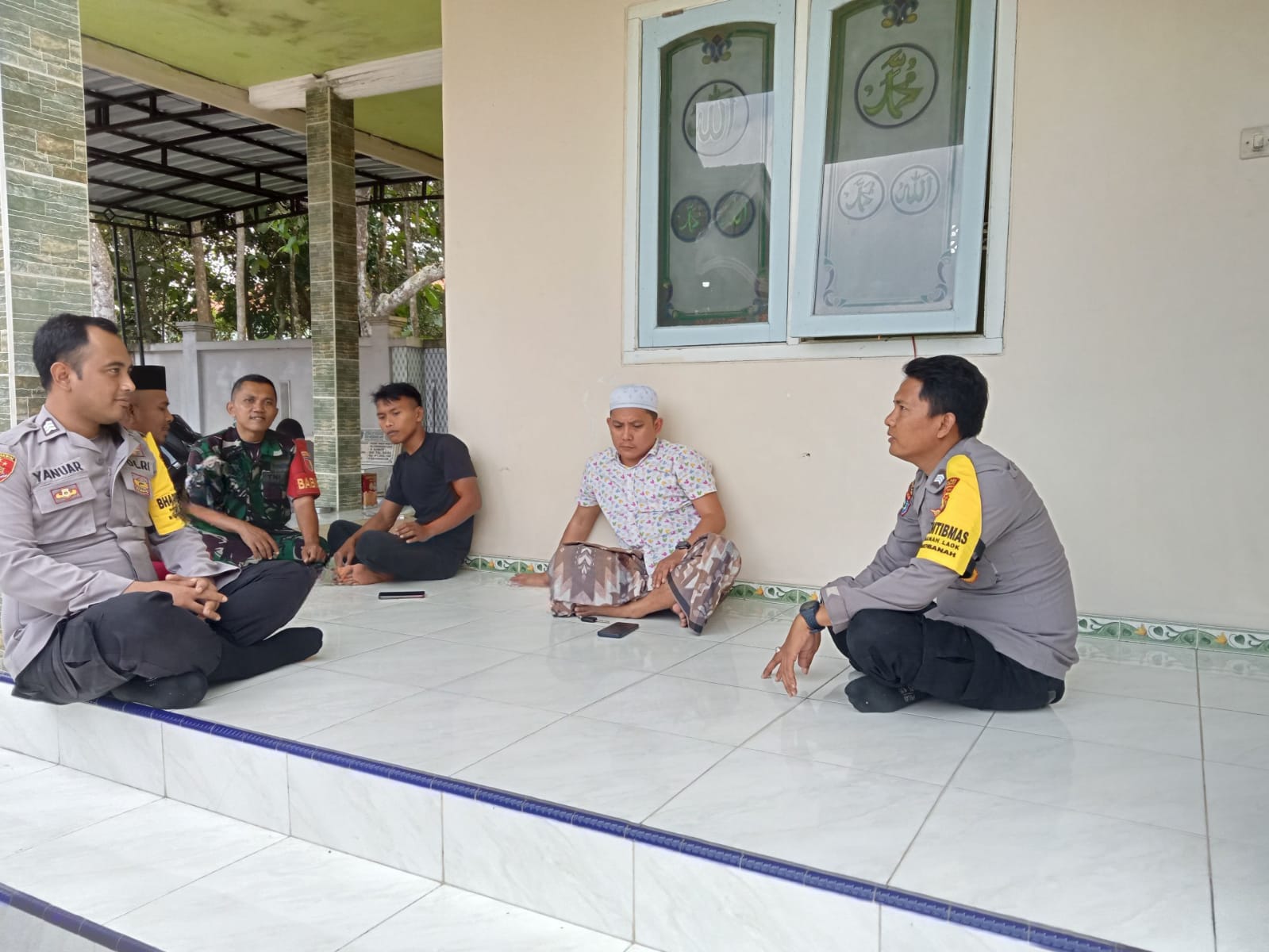 Perkuat Silaturahmi, Babinsa Koramil Sokobanah Bersama Tokoh Desa Gelar Komsos di Hari Raya Idul Adha