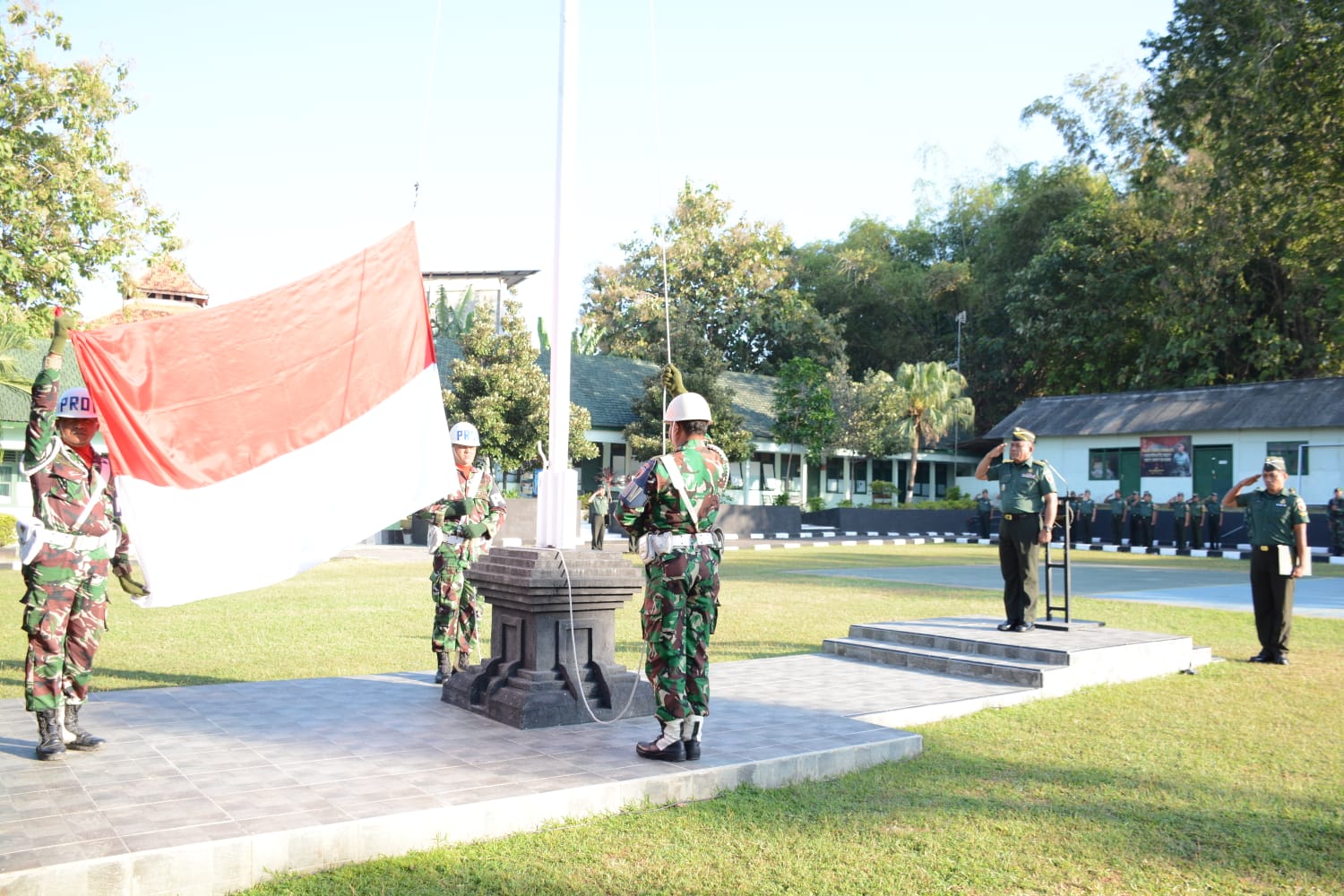 Bertindak Irup Upacara Bendera Tujuh Belasan Kasdim Sampang Membacakan Amanat PANGDAM V/BRW