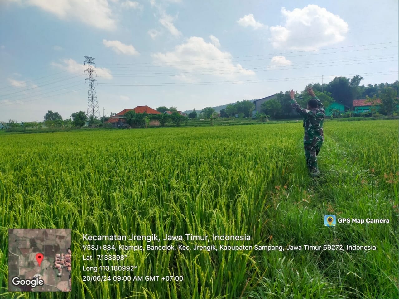 Babinsa Serka Doni, Turun Tangan Bantu Warga Usir Hama Burung di Desa Bancelok