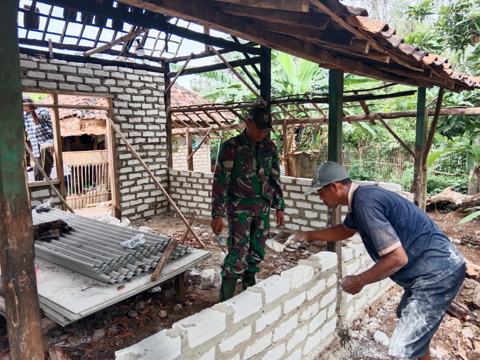 Kolaborasi Harmonis: Babinsa Koramil Jrengik dan Warga Desa Panyepen Ciptakan Rumah Layak Huni