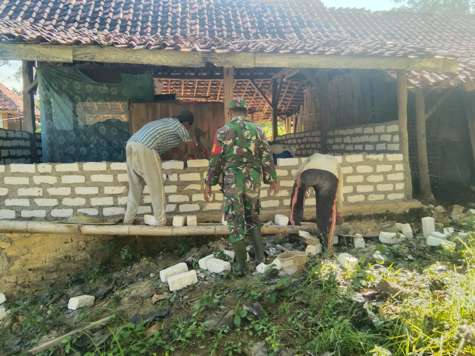 Sinergi TNI dan Warga Desa Tragih: Rumah Ibu Buni’ah Kini Lebih Layak Huni