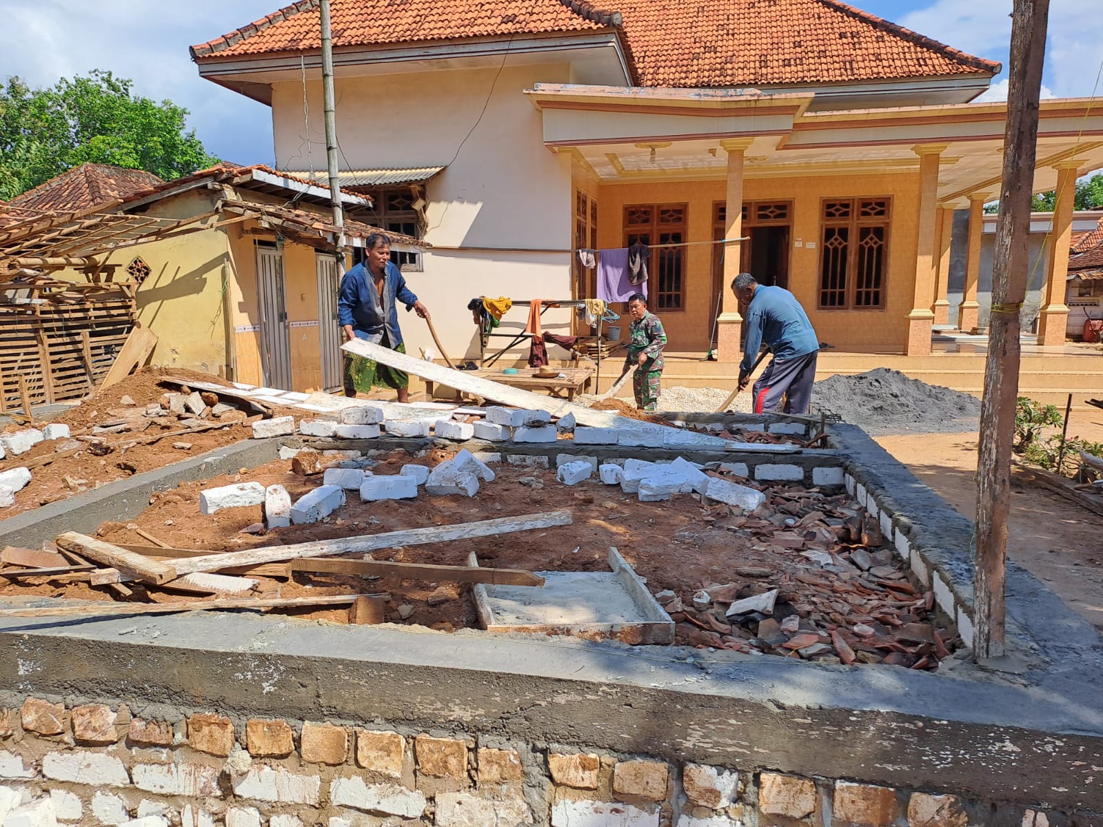 Babinsa Banyuates Bangun Rumah, Membangun Harapan di Desa Mandeman