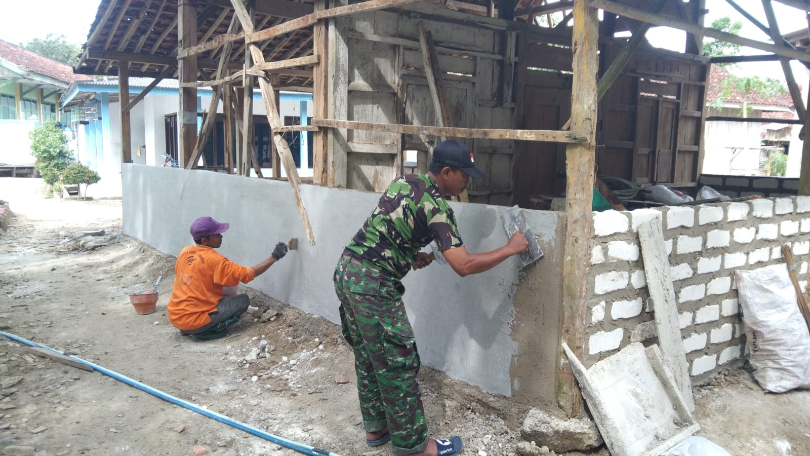 Babinsa Koramil Robatal Serma Syaiful Kerjakan Sasaran Rutilahu di Desa Lepelle