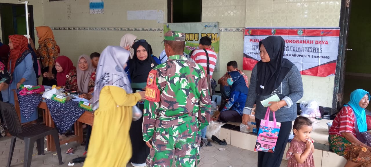 Babinsa Serma Kholidin Aktif Dukung Posyandu Demi Kesehatan Ibu dan Anak di Sampang