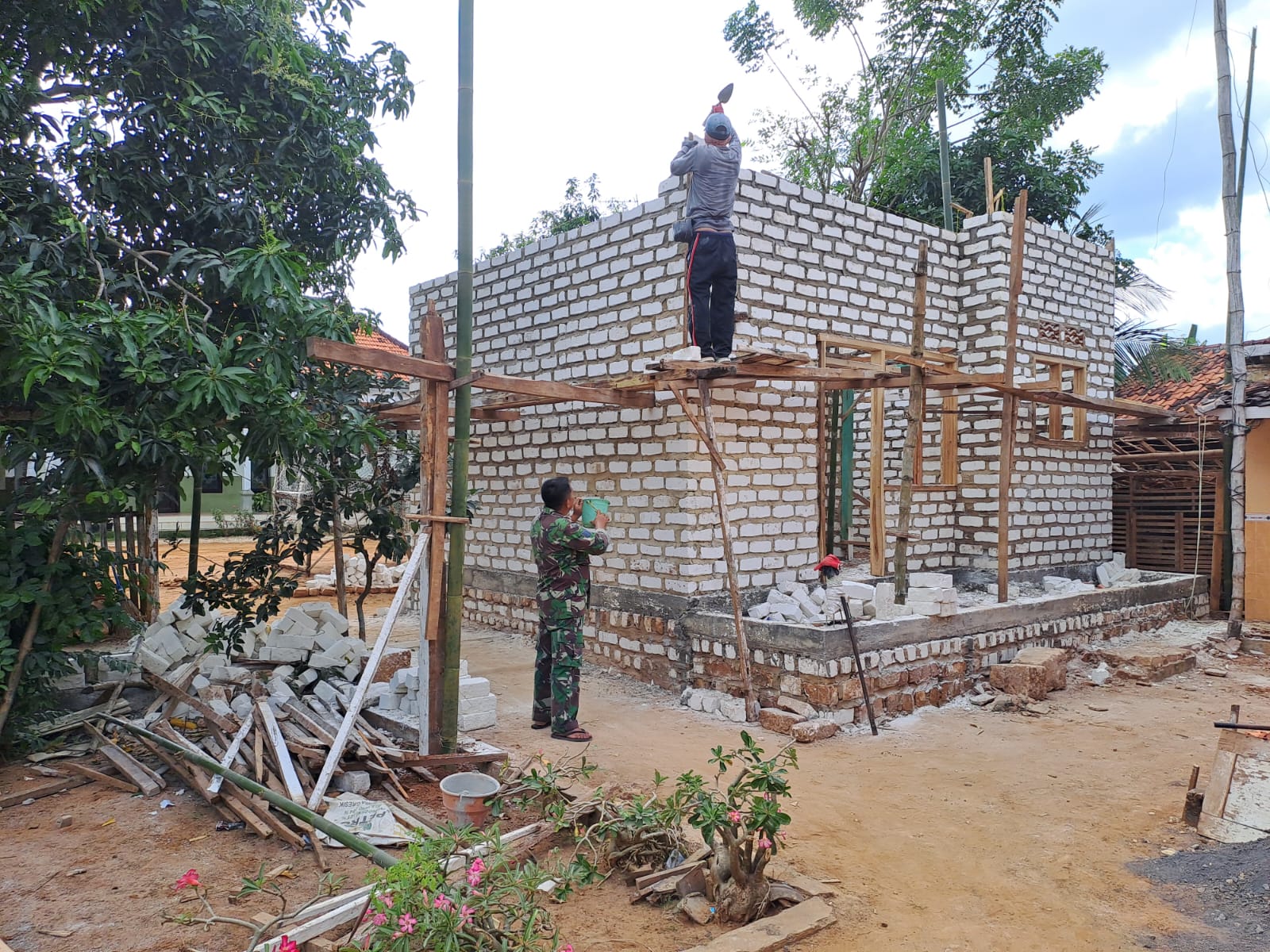 Serma Agus  Renovasi Rumah Tak Layak Huni, Wujudkan Impian Bapak Misruki