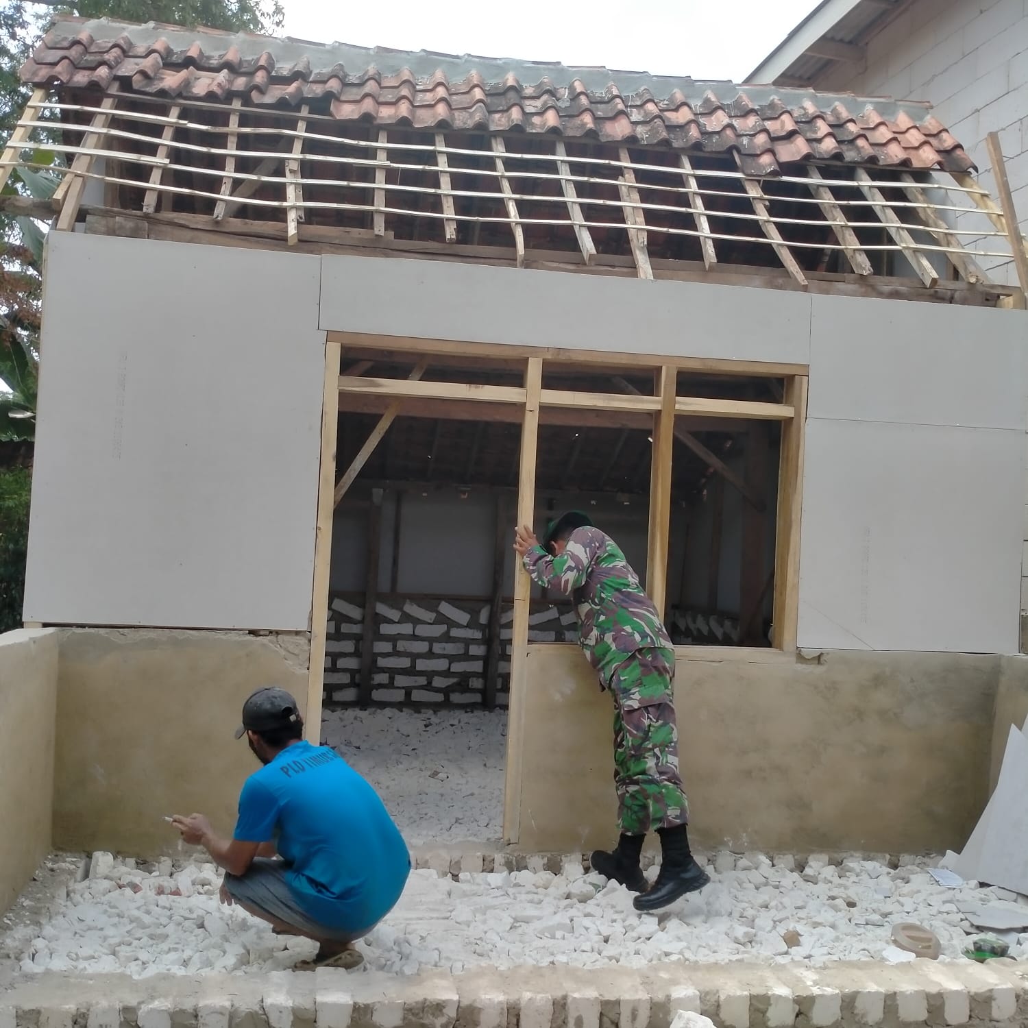 Gotong Royong Wujudkan Rumah Layak Huni: Babinsa Koramil Sokobanah di Desa Bire Tengah