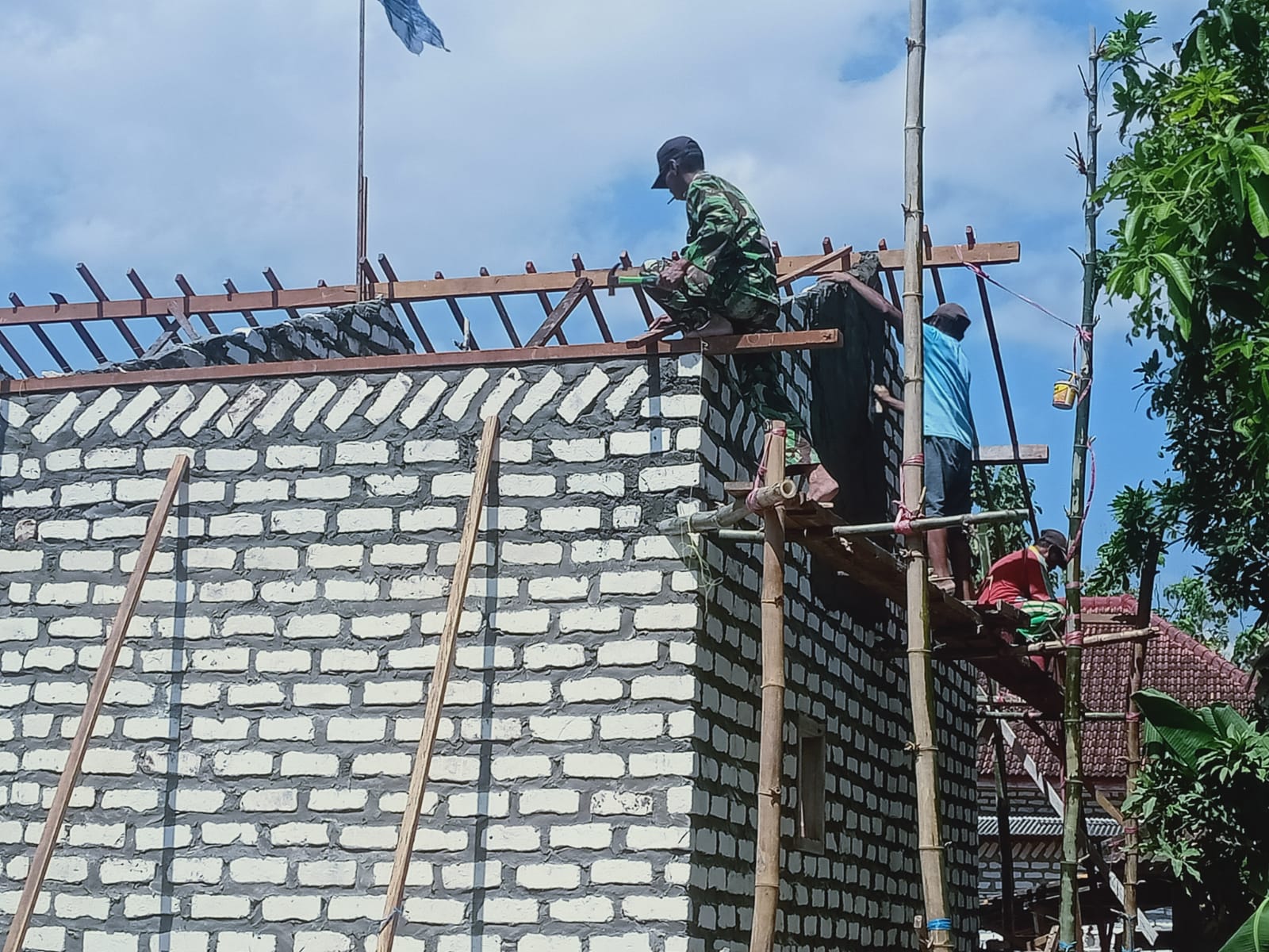 Babinsa Koramil Banyuates, Serka Ely, Pimpin Pemasangan Kayu Atas dalam Proyek Bedah Rumah