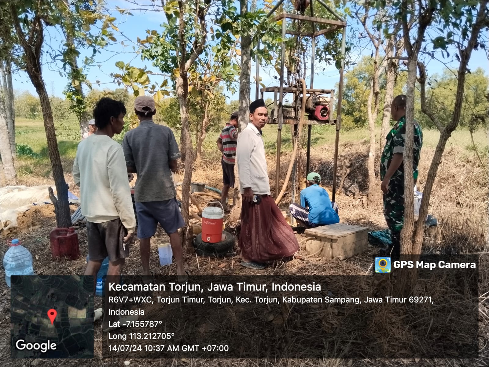 Babinsa Koramil Torjun dan Warga Desa Pangongsean Bersatu Wujudkan Sumber Air Bersih