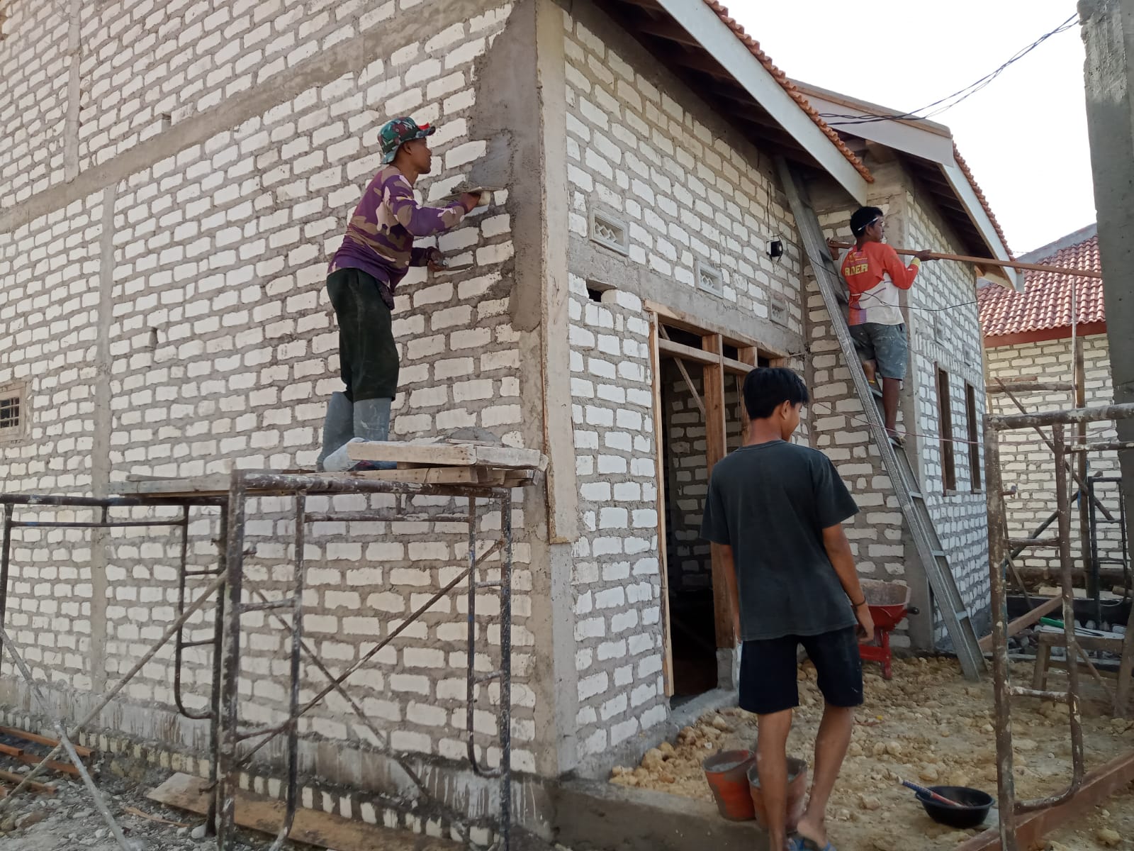 Babinsa Serda Ridho Bangun Harapan Warga Desa Bringin Nonggal dengan Program Rutilahu