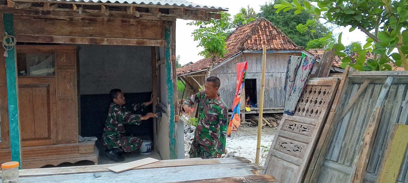 TNI dan Warga Bersatu: Babinsa Koramil Sokobanah Pimpin Pemasangan Atap Rutilahu di Desa Bire Tengah