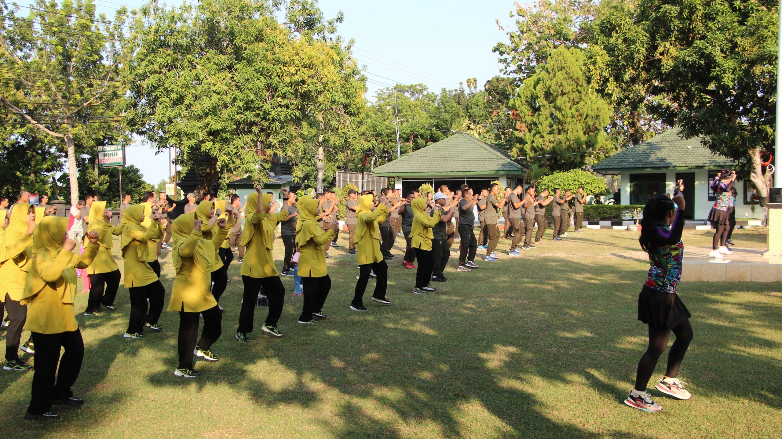 Jumat Sehat: Kodim Sampang dan Persit Bergandengan Tangan dalam Ajang Olahraga Bersama