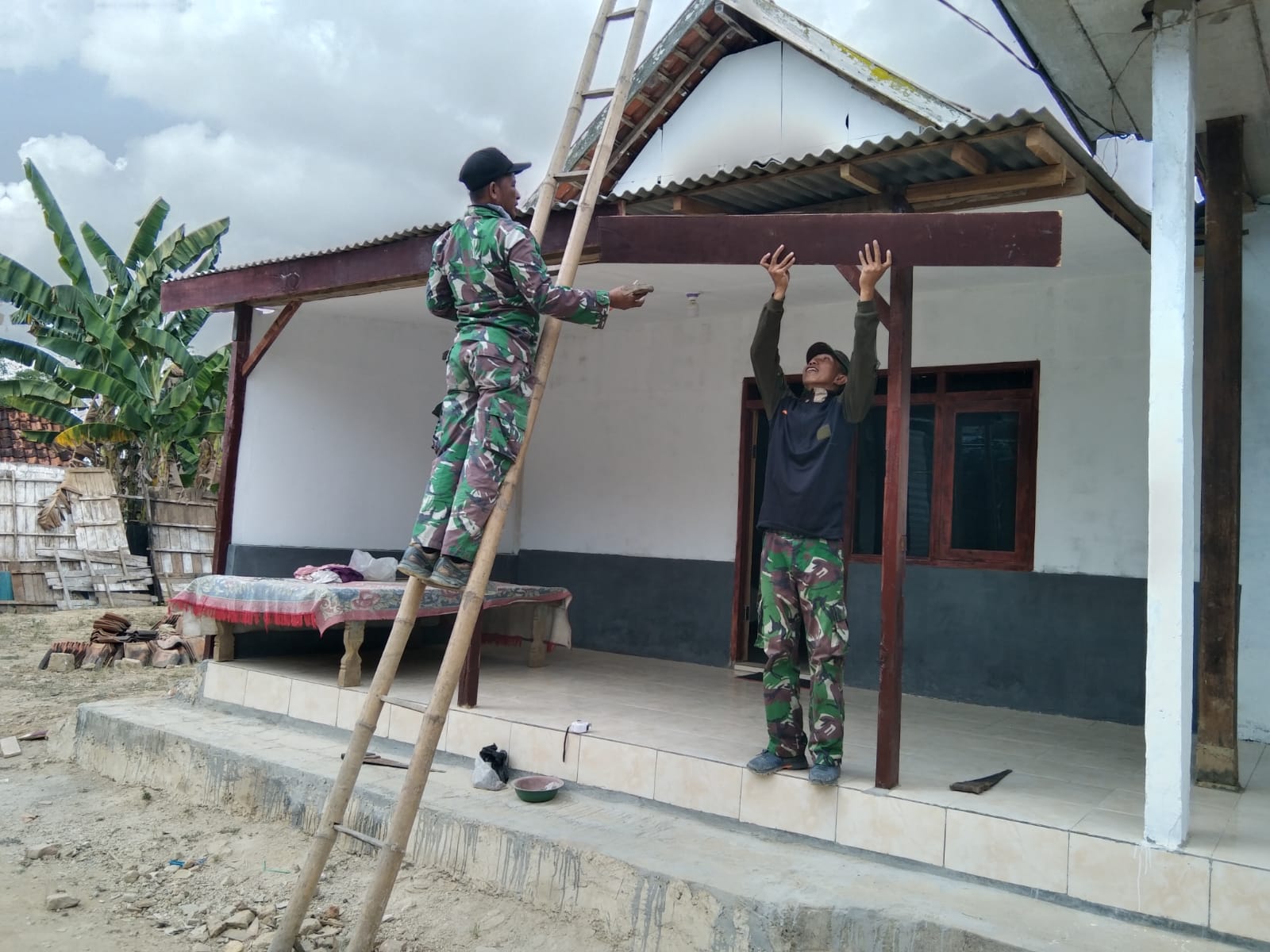 Serda Heri Cat Resplang Rumah Ibu Rimaiyeh: Wujud Nyata Kepedulian TNI di Desa Tragih