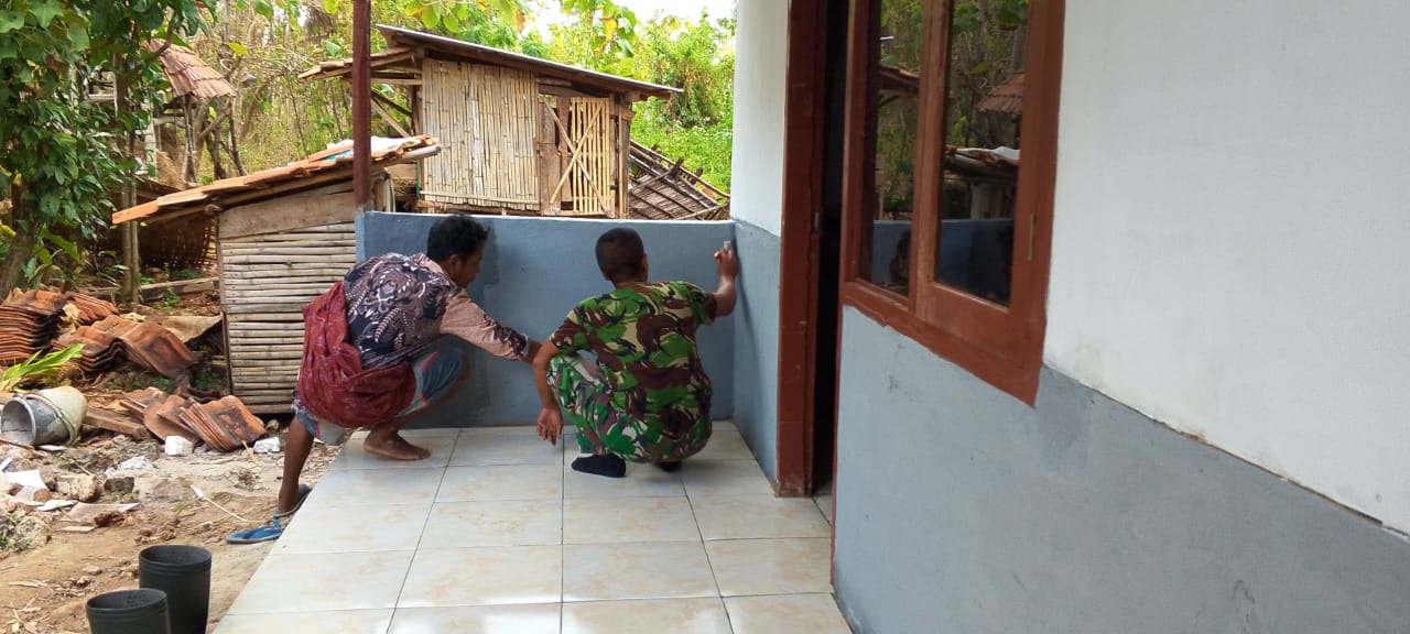 Babinsa Koramil Sokobanah Bangun Harapan Baru bagi Ibu Rohana dengan Rutilahu