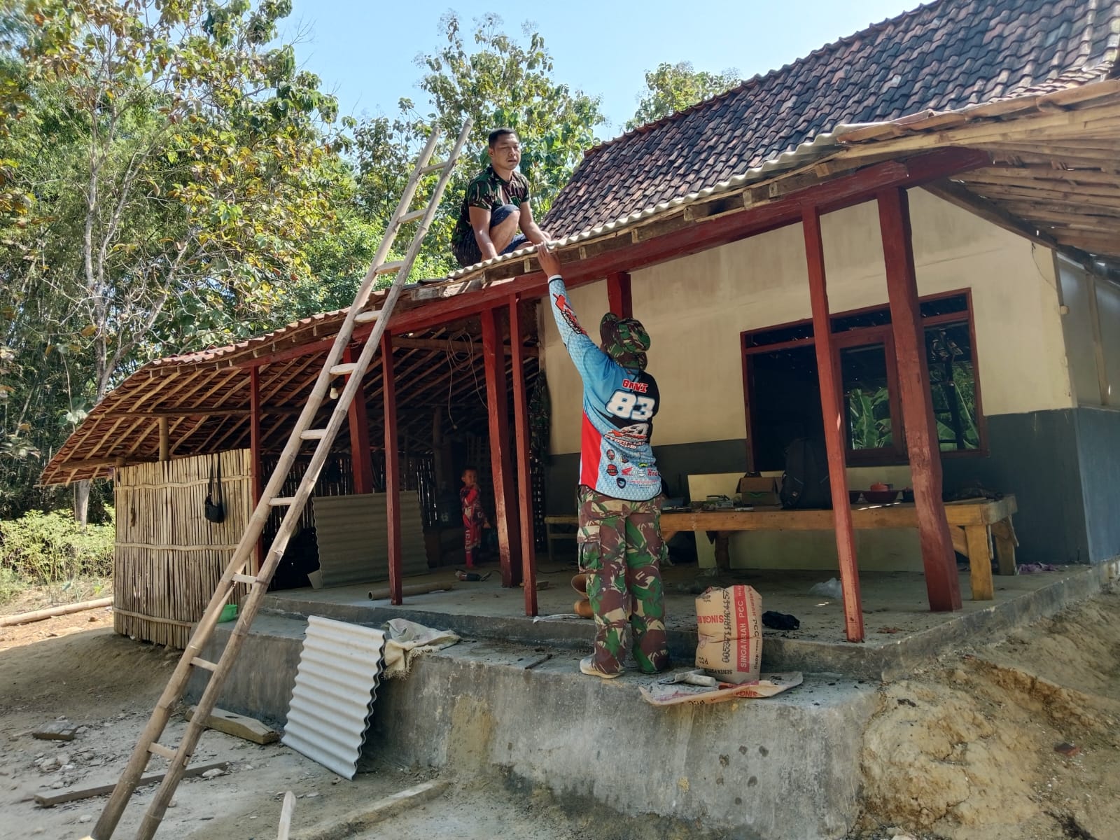 Jendela Cerah: Serma Karnoto Bawa Cahaya Baru ke Rumah Ibu Aliyeh di Desa Rabasan