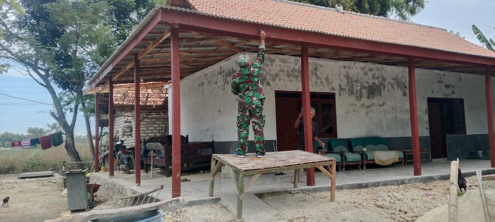 Sentuhan Kasih Babinsa Koramil Sampang di Desa Baruh: Perbaiki Rumah Ibu Annisa