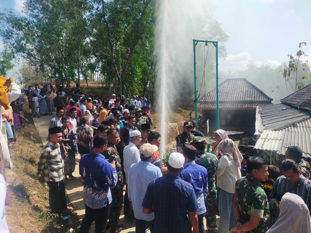 Koramil Omben Tanggap! Upaya Maksimal Mengamankan Lokasi Semburan Air di Desa Pandan