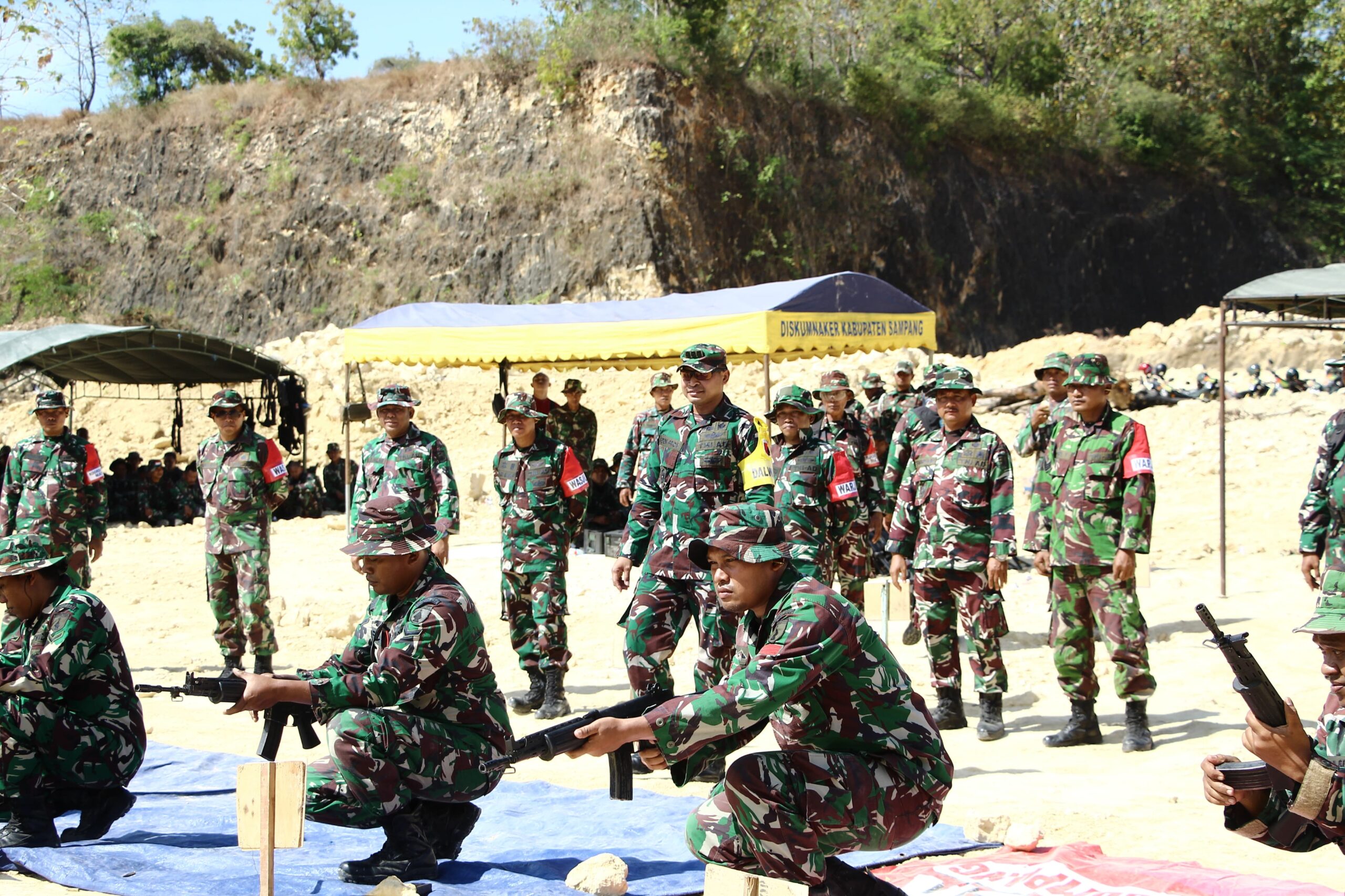 Strong Defense : Tim Dalwaslat Korem 084/Bhaskara Jaya Tinjau Latihan Menembak Prajurit Kodim Sampang