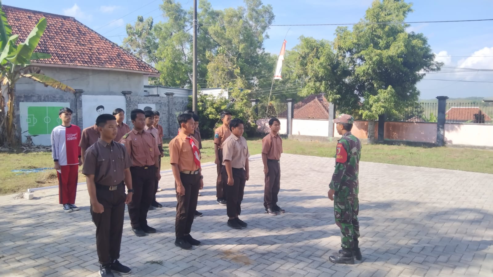 Membentuk Generasi Penuh Semangat: Serda Heri Susilo Latih Paskibra SMK 1 Robatal