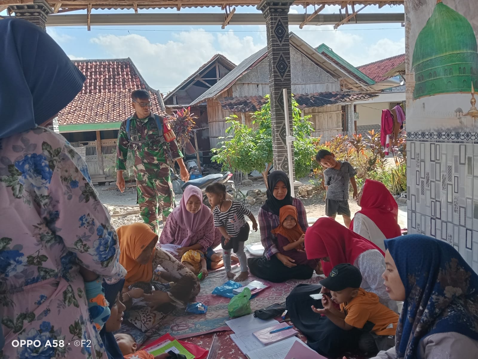 Serda M Aliwafa dari Koramil 04/Torjun Aktif Dukung Kesehatan Ibu dan Anak di Desa Dulang