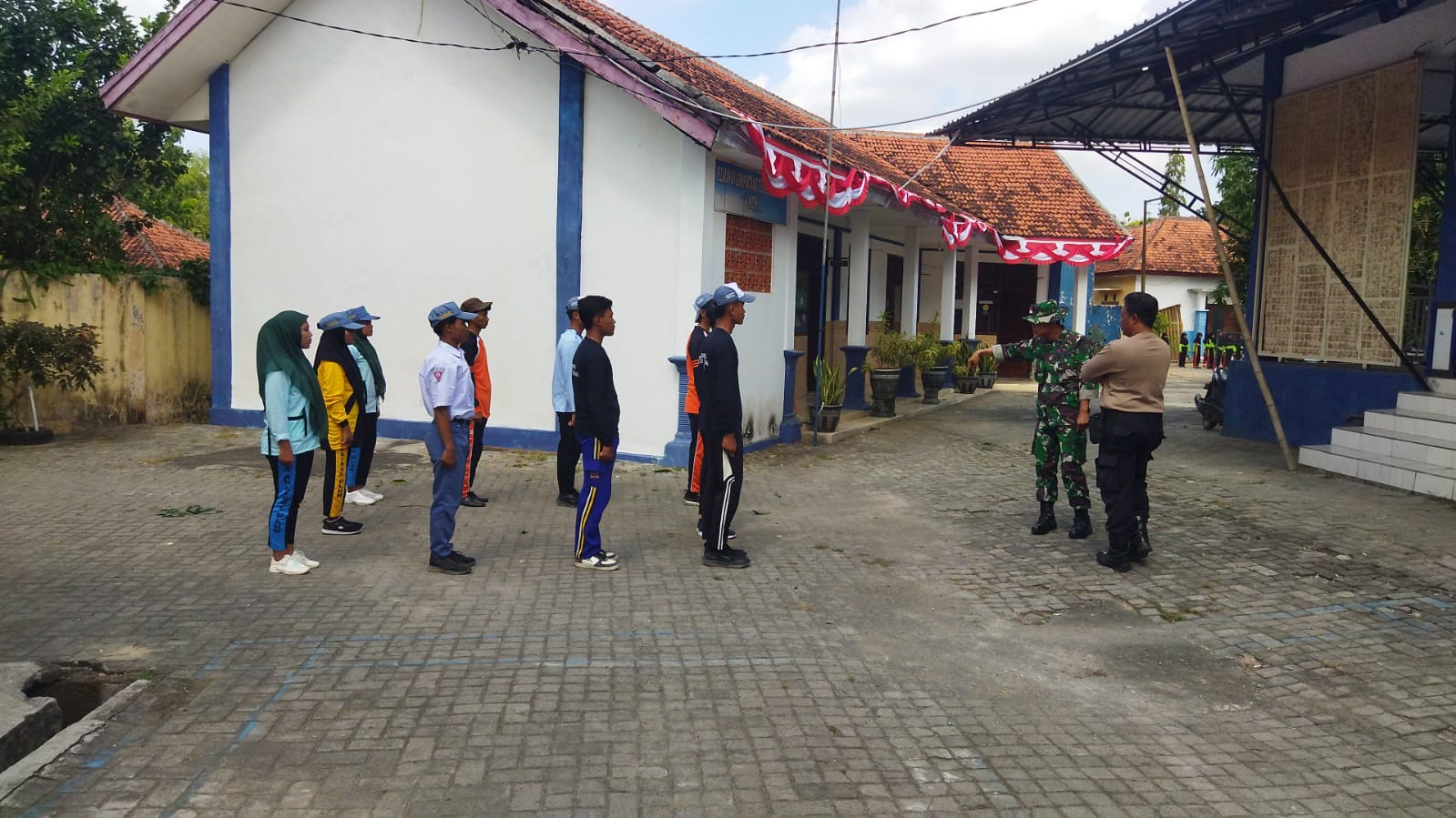 Koramil Tambelangan: Sertu Akh. Pandi Bimbing Paskibraka Menuju Sukses