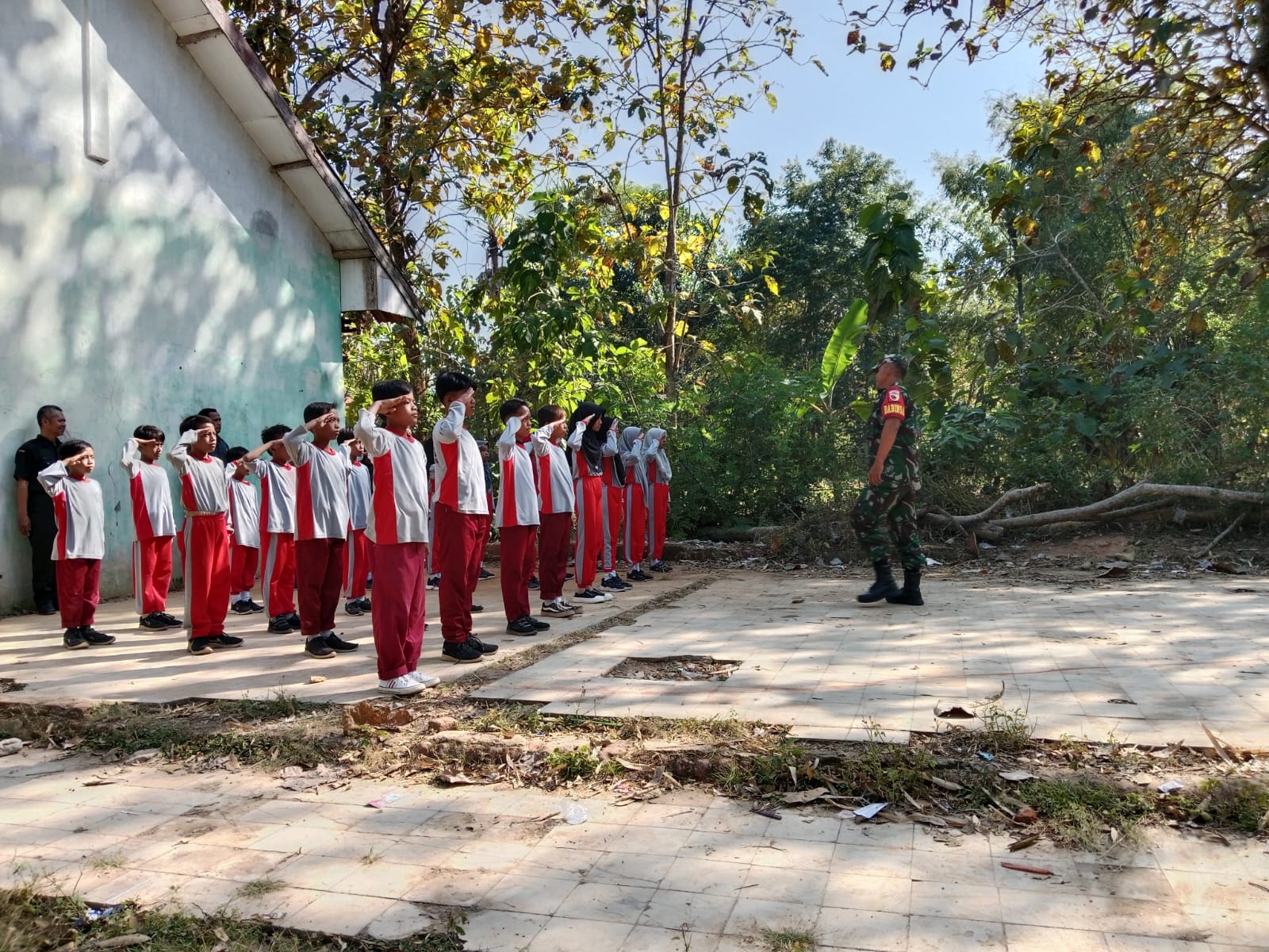 Babinsa Koramil Kedungdung Bangun Disiplin dan Patriotisme Melalui Pelatihan PBB di SDN-1 Banyukapah