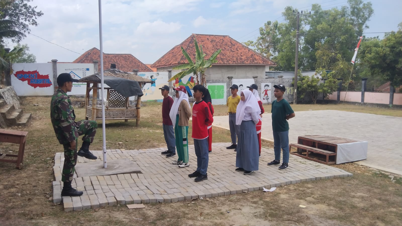 Misi Patriotisme: Babinsa Serma Eko Suryadi Gali Potensi Paskibra SMKN 1 Robatal