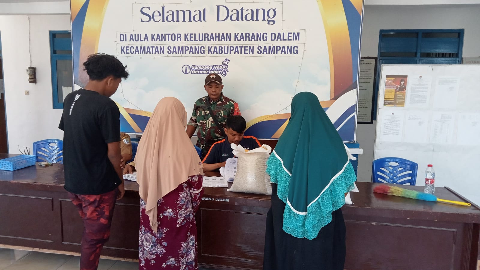 TNI Turut Beraksi: Serka Musaffak Hadiri Penyaluran Bantuan Pangan di Sampang