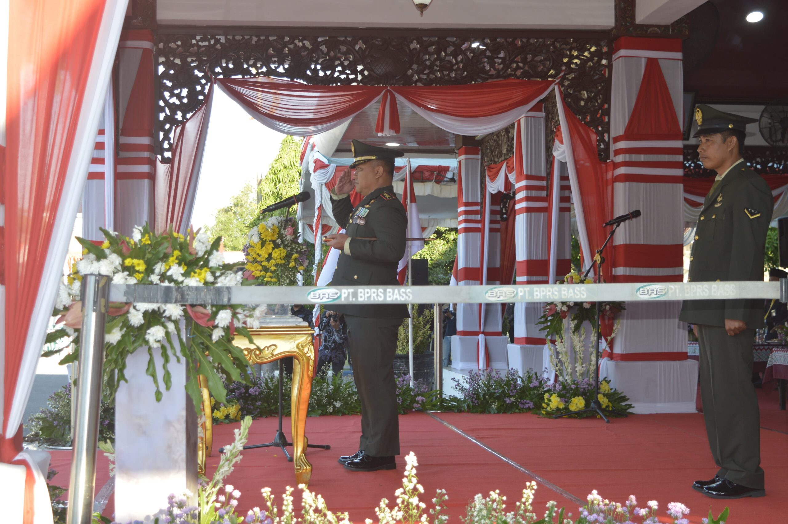 Khidmat dan Penuh Nasionalisme, Dandim Sampang Komandoi Penurunan Bendera di Hari Kemerdekaan ke-79