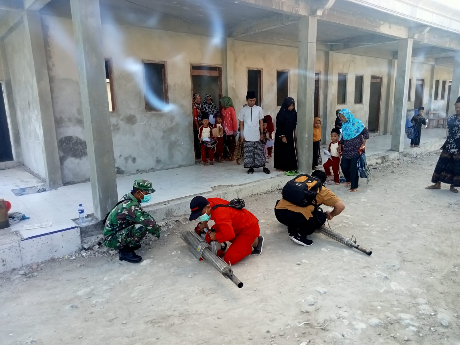 Koramil Sokobanah Turun Tangan: Serma Kholidin Dampingi Fogging di Desa Sokobanah Tengah