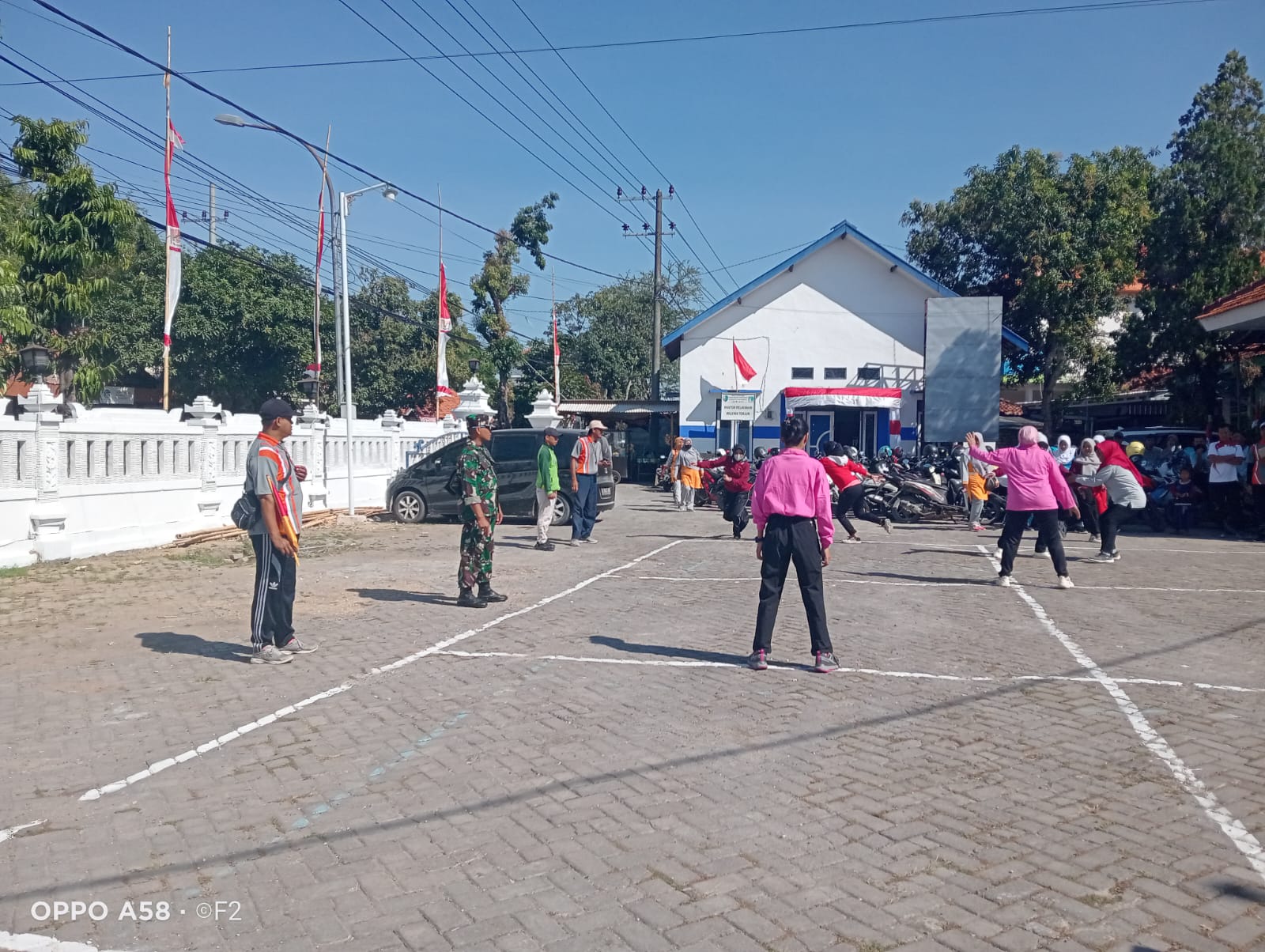 Gelorakan Semangat Kemerdekaan, Babinsa Koramil Torjun Ajak Warga Torjun Meriahkan HUT RI ke-79 dengan Lomba Tradisional