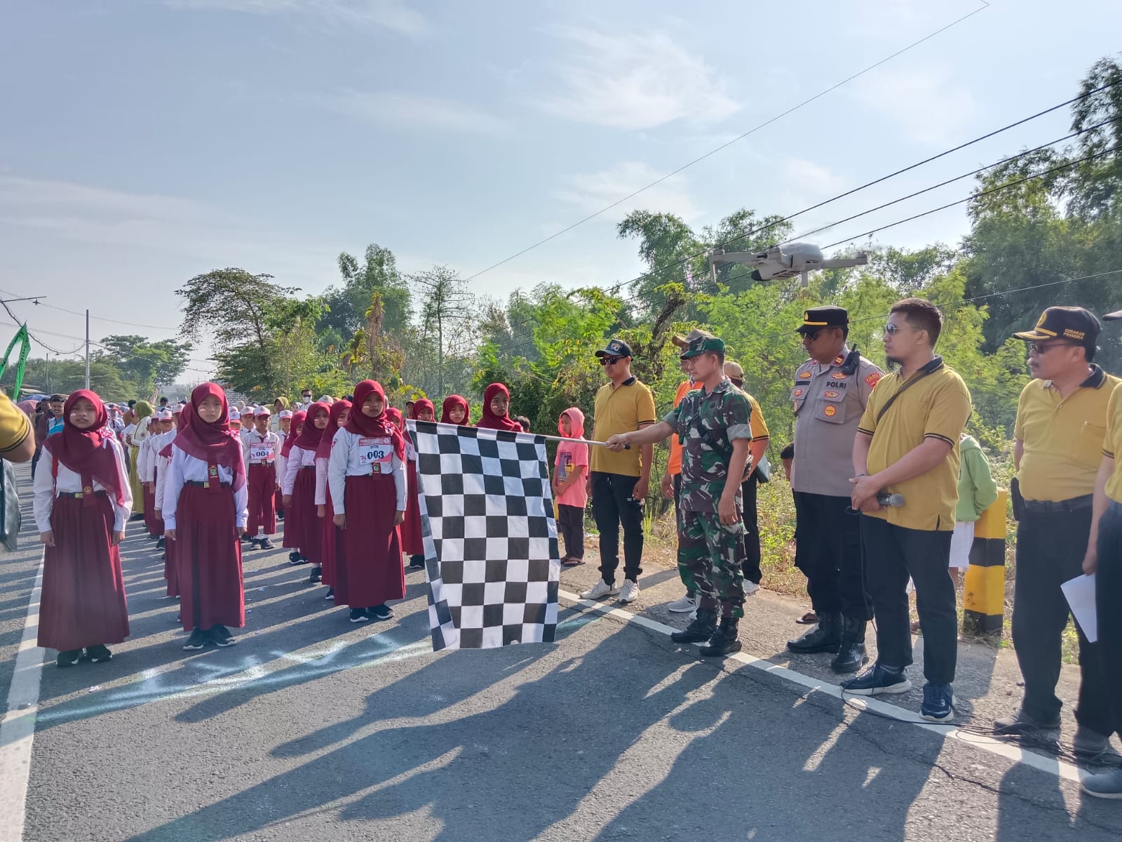 Babinsa Koramil 10 Kedungdung Kawal Semangat Kemerdekaan di Lomba Gerak Jalan HUT RI ke-79