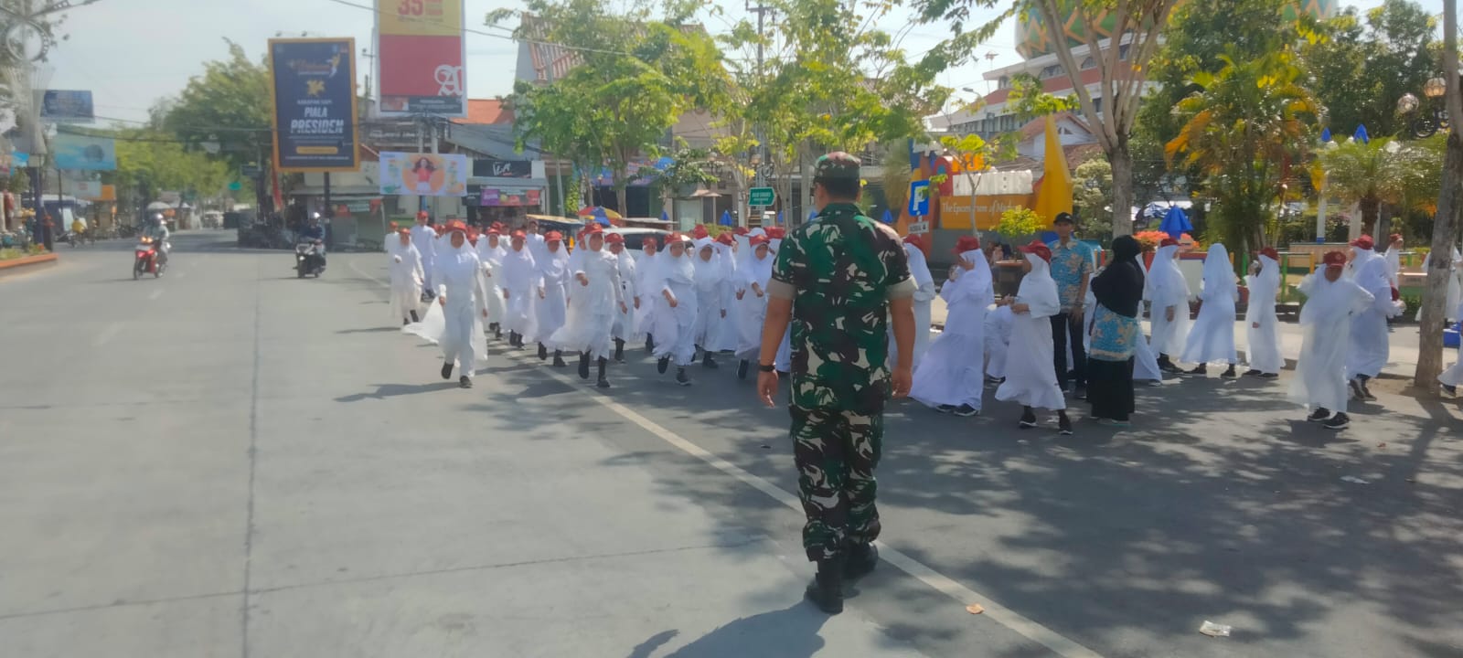 Babinsa Koramil 01 Sampang Latih Semangat Juang Siswa SD Rong Tengah 1 Lewat Gerak Jalan