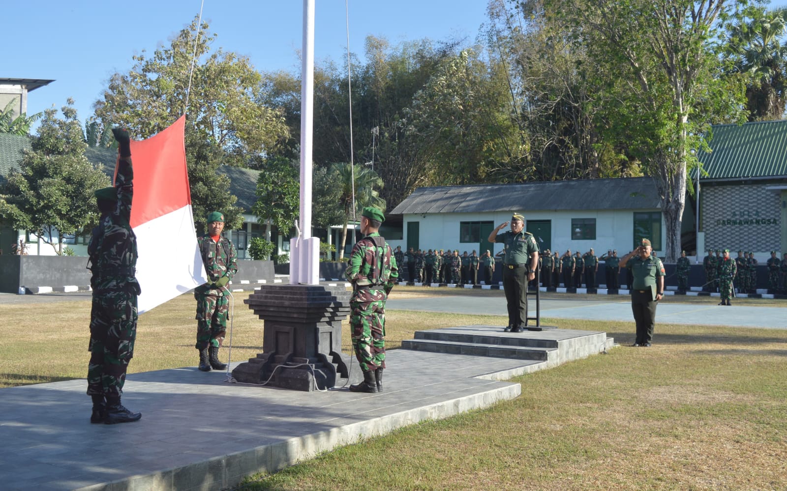 Tegakkan Disiplin dan Profesionalisme: Upacara Bendera di Kodim Sampang