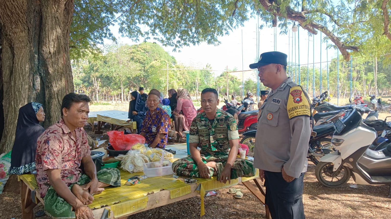 Babinsa Koramil 07/Ketapang Sertu Mustaji Rangkul Warga Desa Pangereman Lewat Komsos