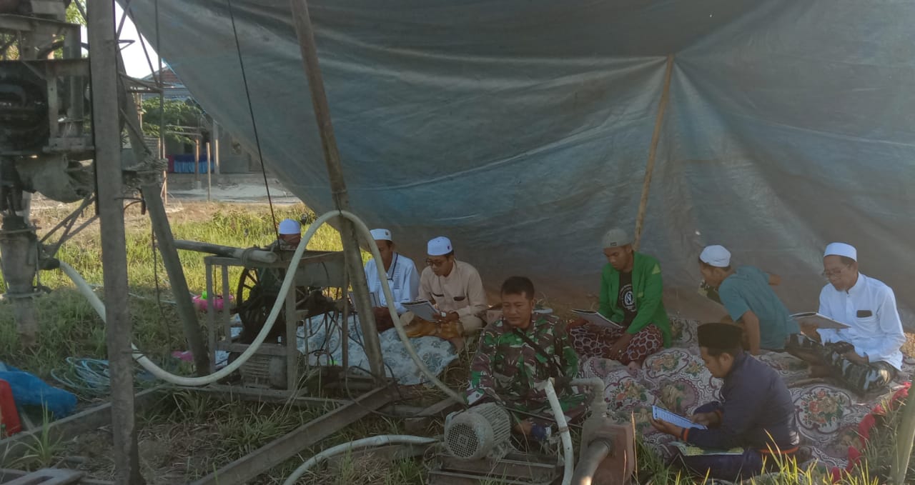 Mendoakan Kesuksesan Pengeboran, Babinsa Koramil 0828/03 Omben Satukan Doa Bersama Warga