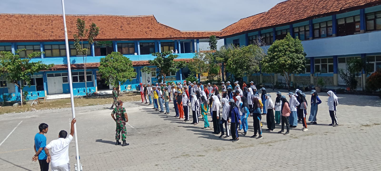 Serda Handoko dari Koramil Sampang Latih Disiplin dan Kepemimpinan Siswa SMK Negeri 1 Sampang