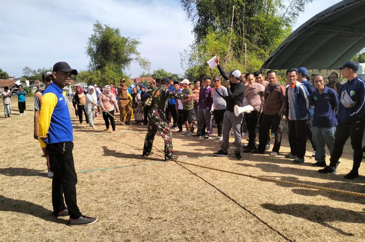 Semarak HUT ke-79 RI: Koramil Torjun dan Forkopimcam Gelar Lomba Tarik Tambang Penuh Semangat Kebersamaan