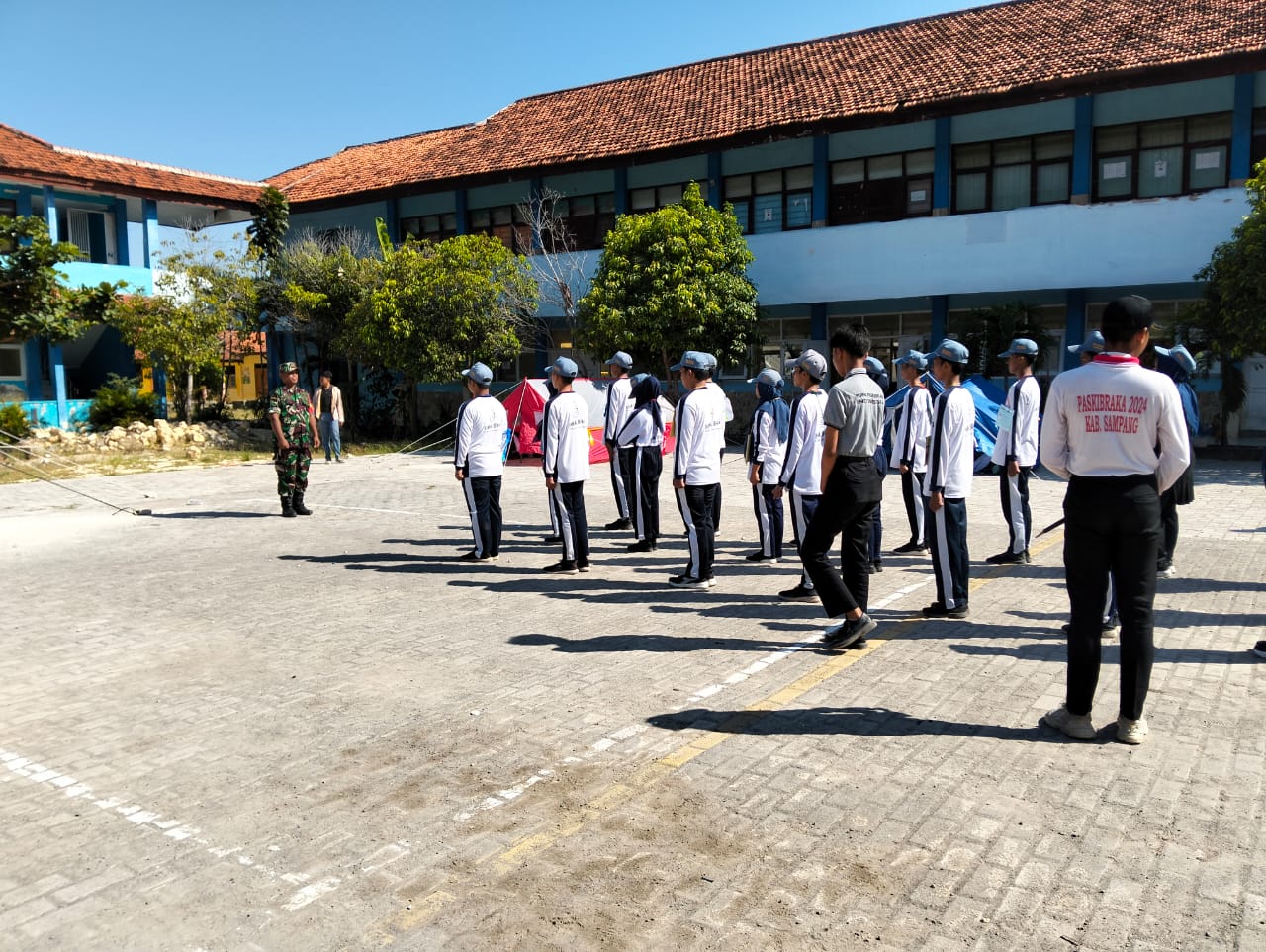 Semangat Kebangsaan di Setiap Langkah: Pelatihan PBB oleh Sertu Sugeng di SMKN 1 Sampang