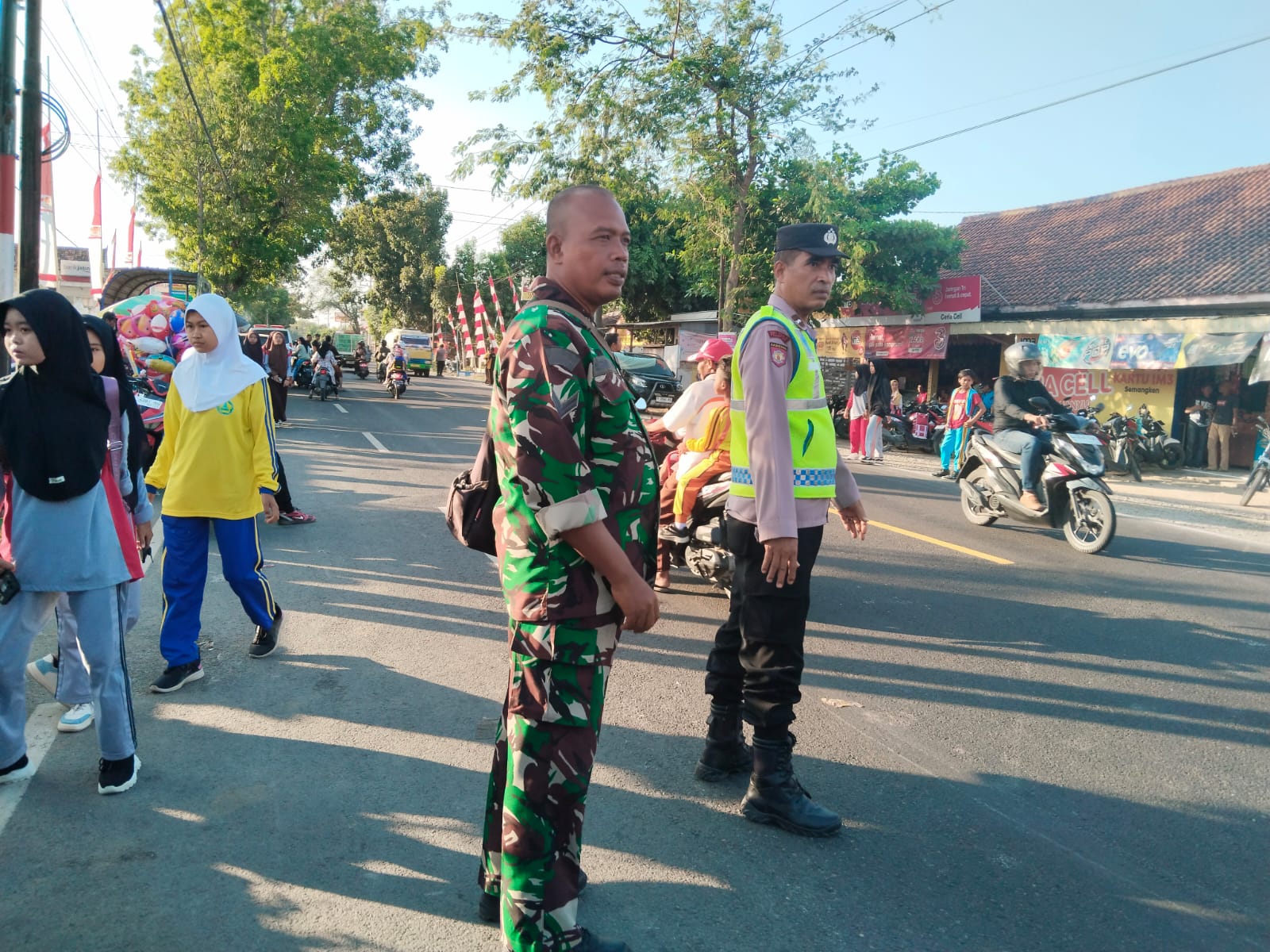 BABINSA KORAMIL 0828/04 TORJUN AMANKAN JALAN SEHAT DIRGAHAYU RI KE-79