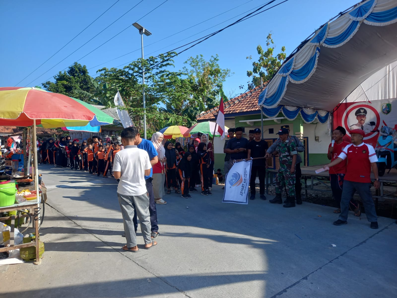 Babinsa Serma Syaiful Kawal Semangat Merah Putih Jalan Sehat HUT RI ke-79 Desa Gunung Rancak