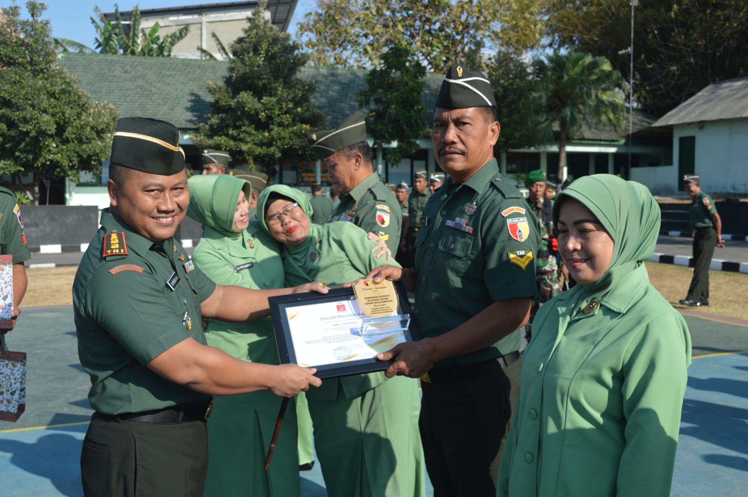 Penuh Khidmat, Kodim Sampang Rayakan Wisuda Purna Wira dan Serahkan Kunci Rumah Dinas Swakelola