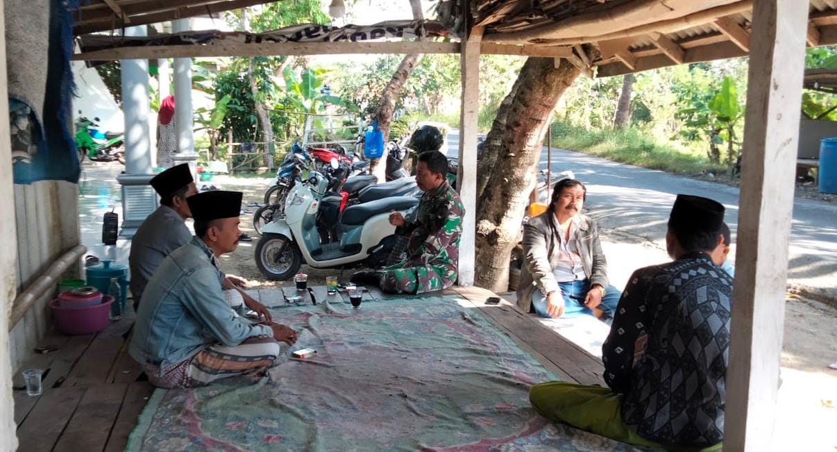 Babinsa Koramil Robatal Bangun Sinergi dengan Warga Desa Gunung Rancak Melalui Komsos